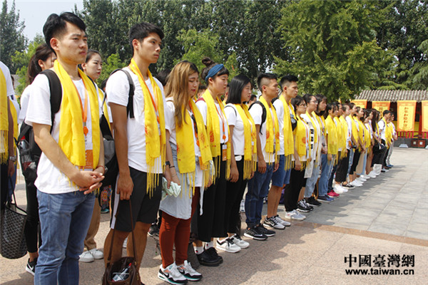 “情係青春——兩岸青年中原行”的百位兩岸青年學生共同拜祭人文始祖——軒轅黃帝，追根溯源。