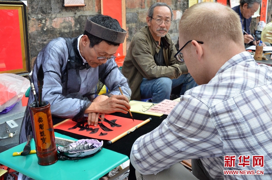 1月28日，在越南首都河內(nèi)，一位藝術(shù)愛好者在畫馬。