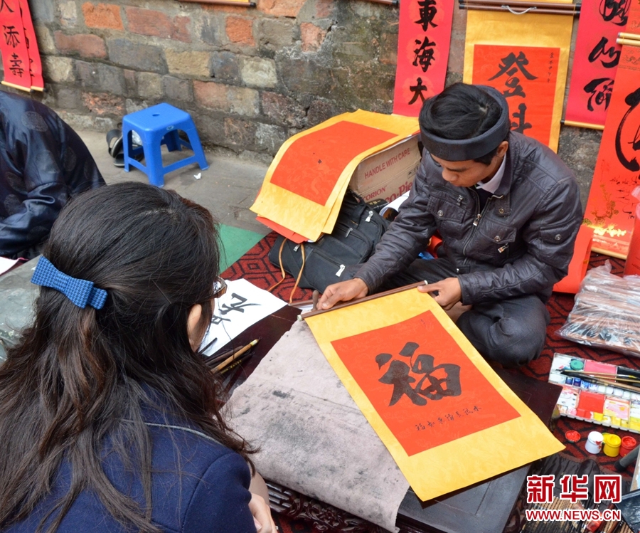 1月28日，在越南首都河內(nèi)，一位藝術(shù)愛好者在畫馬。