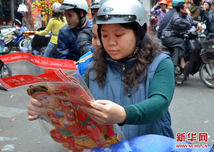 1月28日，在越南首都河內(nèi)，一位藝術(shù)愛好者在畫馬。