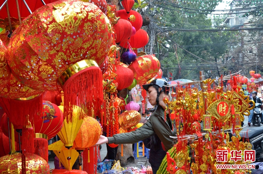 1月28日，在越南首都河內(nèi)，一位藝術(shù)愛好者在畫馬。