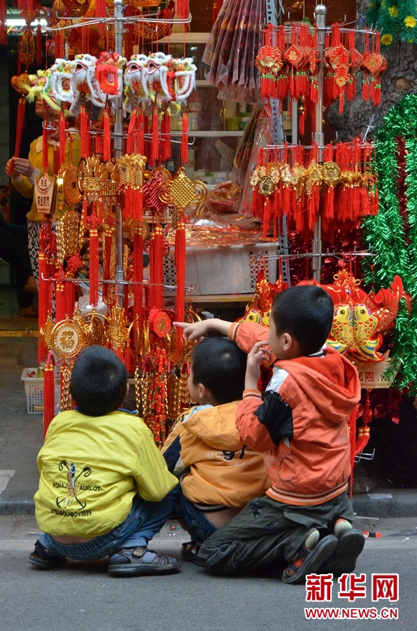 1月28日，在越南首都河內(nèi)，一位藝術(shù)愛好者在畫馬。