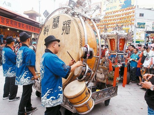 臺(tái)灣大甲媽祖繞境起駕陣頭奏《小蘋果》（圖）