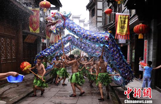 海外華媒高層重慶遊古鎮(zhèn)：“中國(guó)才有的古時(shí)味道”