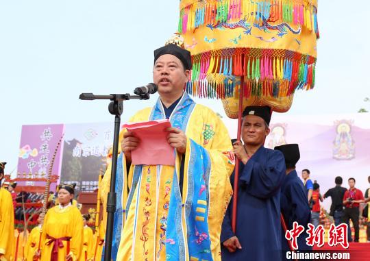 首屆海峽兩岸南宗道教奉祭三清道祖大典暨玉蟾宮落成開光十週年大慶21日舉行,圖為中國(guó)道教協(xié)會(huì)副會(huì)長(zhǎng)、海南省道教協(xié)會(huì)會(huì)長(zhǎng)陸文榮致歡迎詞辭?！翘燔?攝