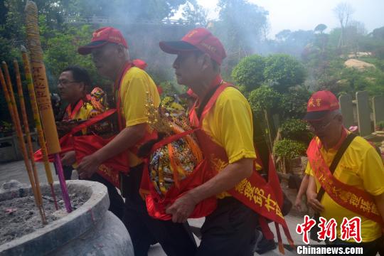 21日上午,臺灣彰化42名媽祖信眾,恭捧分靈媽祖回到福建湄洲媽祖祖廟謁祖進(jìn)香?！×秩喝A 攝