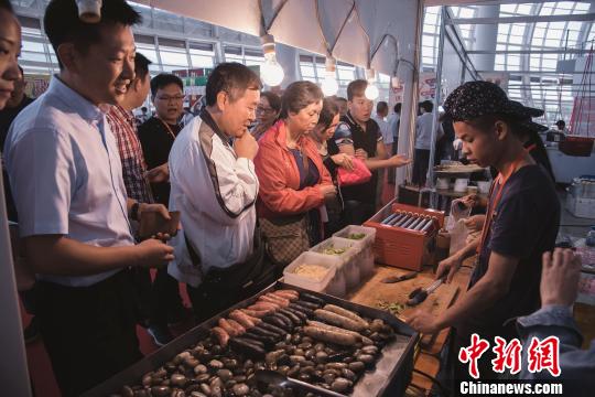 臺(tái)灣最知名的“士林夜市”、“花園夜市”被原汁原味地搬進(jìn)海交會(huì)?！±钅宪?攝