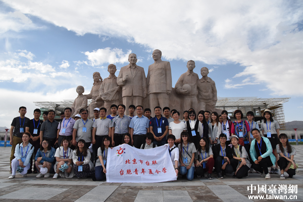 兩岸青年在培黎國際職業(yè)學院的“情係培黎”校園群雕前合影