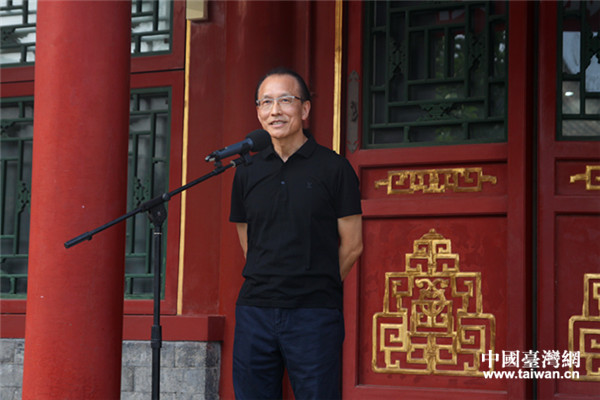 臺灣陶瓷藝術(shù)家王俠軍在開幕式上致辭。他的近百件陶瓷作品首次在北京展出。