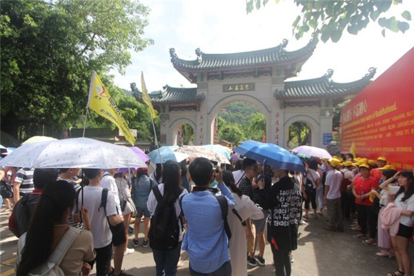 7月8日，廈門(mén)銀行組織臺(tái)灣實(shí)習(xí)生利用週末時(shí)間到廈門(mén)周邊參觀(guān)訪(fǎng)問(wèn)