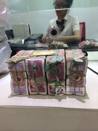 男子提3麻袋5毛錢買蘋果“土豪金”