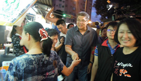 連勝文到寧夏夜市掃街拜票，許多民眾和大陸游客搶著握手拍照