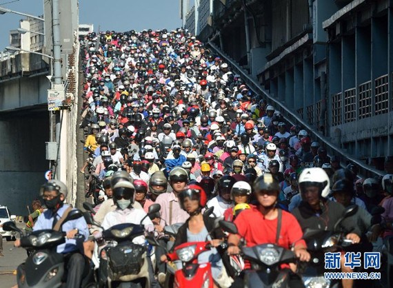 臺北：上班族騎機(jī)車過橋如“機(jī)車瀑布”（圖）