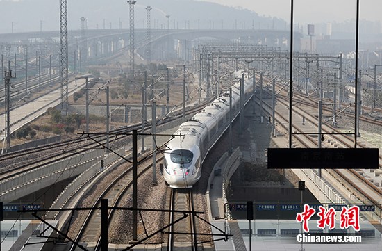 資料圖 一輛和諧號列車駛?cè)敫哞F南京南站。 <a target='_blank'  _fcksavedurl='http://www.chinanews.com/'></p></table><p  align=