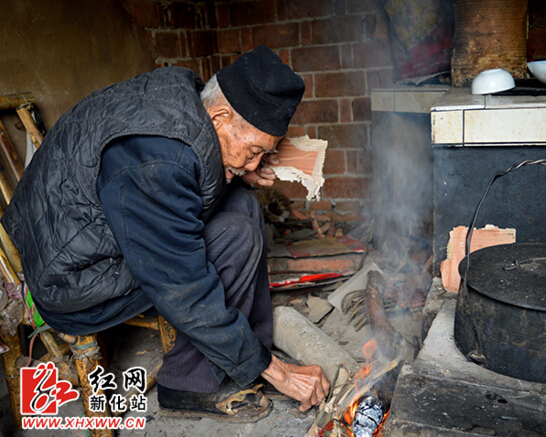 紅網(wǎng)新化站4月14日訊 “看起八十五六歲，嘿嘿，我今年103歲了”，新化縣吉慶鎮(zhèn)六華村夏良汝老人還在笑著責(zé)怪他的孫子，身份證年齡少報了2歲，幽默地説：“我?guī)蛧沂×?年長壽津貼”。