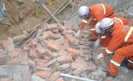 蘭州在建工地圍墻倒塌9人被埋當(dāng)場1人死亡