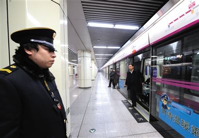 昨日21時40分，由天通苑站開往宋家莊站的5號線末班車抵達磁器口站。新華社發(fā)