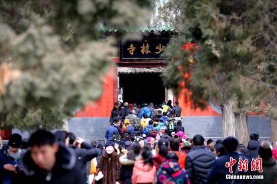 1月30日，河南登封嵩山少林寺，來(lái)自海內(nèi)外的數(shù)萬(wàn)遊客涌入少林寺燒香許願(yuàn)賞民俗。<a target='_blank' ><p  align=