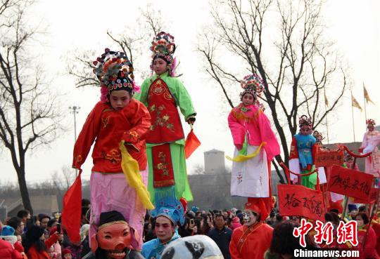 圖為“陜西高陵船張芯子”表演?！堃怀健z