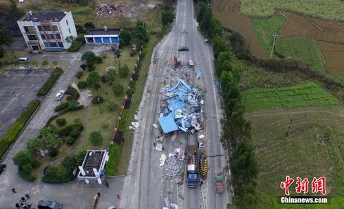 2016年1月13日，在209國道廣西柳州市融安縣浮石鎮(zhèn)路段，工人們正在拆除浮石收費站。譚凱興 攝