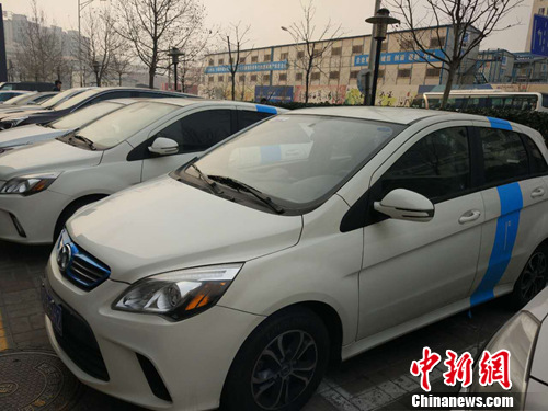 北京街頭的“共用汽車”。中新網(wǎng)</a><p  align=