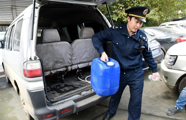 交警驚呆了 黑車背桶酒精當(dāng)“新能源”