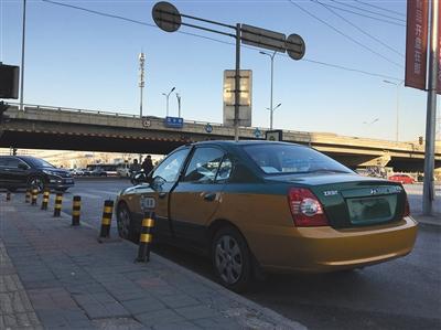 豐臺區(qū)花鄉(xiāng)橋附近，車販子將一輛下線計程車停在路邊等待買家。