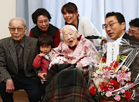 圖為3月4日上午，東住吉區(qū)區(qū)長小倉健宏向大川美佐緒送上祝福。