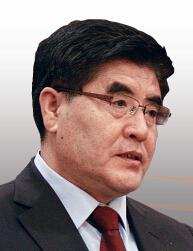 中石化董事長王玉普 58歲的王玉普早年間在大慶油田任職，他從一名普通技術(shù)員做到大慶油田董事長、總經(jīng)理，2009年任黑龍江省副省長，2013年任中國工程院黨組副書記、副院長，被明確為正部級。