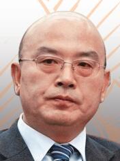 五礦集團董事長何文波何文波現(xiàn)年60歲，在上海寶鋼集團工作30多年，于1982年加入寶鋼集團，2010年4月起擔任寶鋼股份董事長。2014年8月份，何文波從寶鋼集團空降到五礦集團擔任總經(jīng)理。