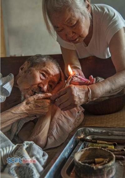 百歲老人趣事：103歲銀行退休工每天數(shù)錢找感覺