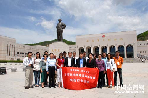 參訪團一行在延安革命紀念館前合影留念。