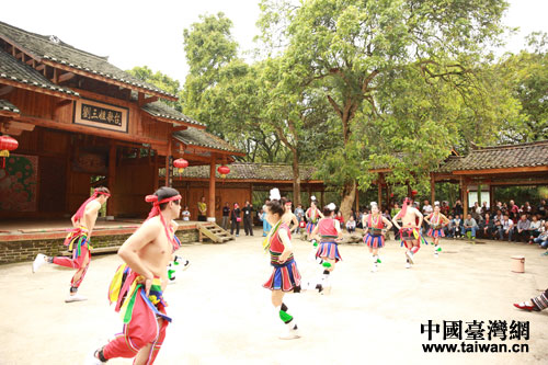 4月10日，臺灣花蓮縣少數(shù)民族代表團在劉三姐故鄉(xiāng)表演原住民舞蹈