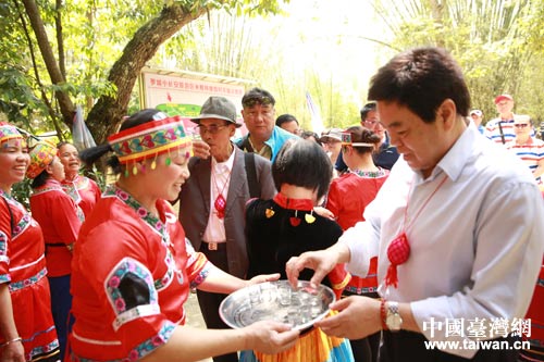 米椎林民俗村仫佬族主人為客人獻(xiàn)上美酒和紅雞蛋