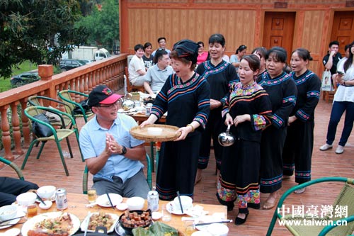 平圩民族村村民山歌敬酒