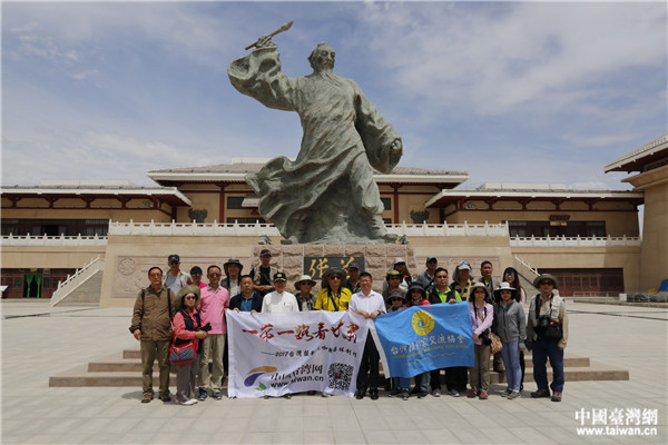 采風團在草聖故里文化産業(yè)園合影。（臺灣網(wǎng) 李岳 攝）