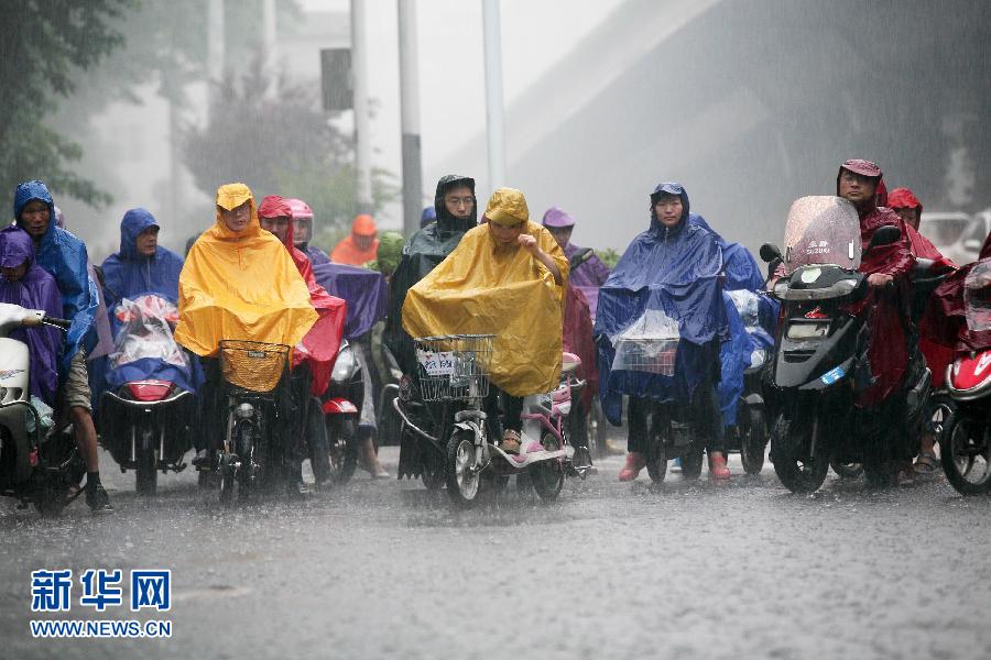 南方遭遇強降雨 中央氣象臺繼續(xù)發(fā)佈暴雨黃色預警