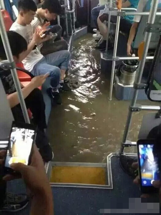 南京遭遇大暴雨：水深及腰，全城看海