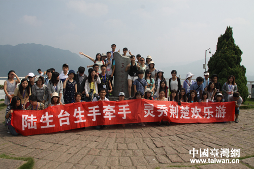 鄂臺(tái)同學(xué)在三峽大壩截流公園前合影