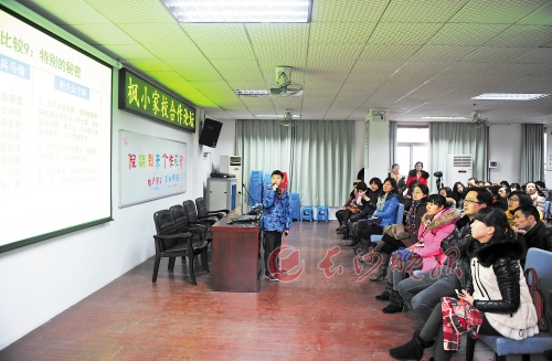 近日，楓樹山小學(xué)舉辦家校合作論壇，學(xué)生周以非用自製的PPT向叔叔阿姨們分享自己去年暑假的旅行成果。長(zhǎng)沙晚報(bào)記者 鄒麟 攝