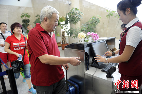 乘客在長春龍嘉國際機場辦理登機手續(xù)