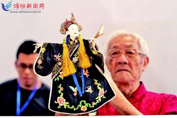 臺灣著名的掌中布偶表演藝術(shù)家陳錫煌在表演掌中布袋戲