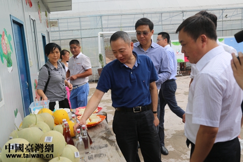 四川省臺(tái)辦主任周敏謙（中）在四川蘇氏農(nóng)業(yè)發(fā)展有限公司調(diào)研