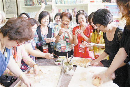 臺灣代表與和平區(qū)三盛裏社區(qū)居民一起包餃子。記者李倩攝