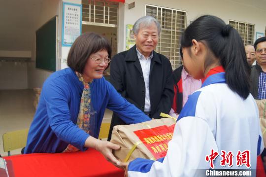 兩岸藝術(shù)家為海南保亭黎族小學(xué)贈(zèng)書