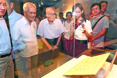 　　黃埔軍校舊址紀念館展出50多件珍貴文物，老兵在文物前駐足流連。