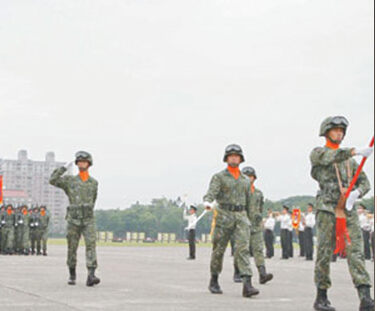 臺(tái)軍慶黃埔軍校90週年“天下第一旅”參加校閱