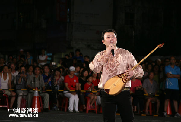 由中央民族大學(xué)大學(xué)生帶來(lái)的哈塞克民歌《我的花兒》應(yīng)邀在主舞臺(tái)進(jìn)行演出，悠揚(yáng)深情的演唱，贏得了滿堂喝彩