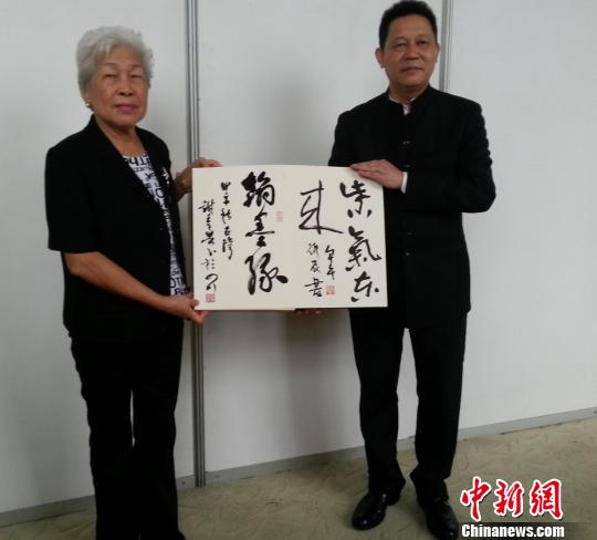 海峽兩岸書畫名家齊聚成都現(xiàn)場書法作畫揮毫潑墨