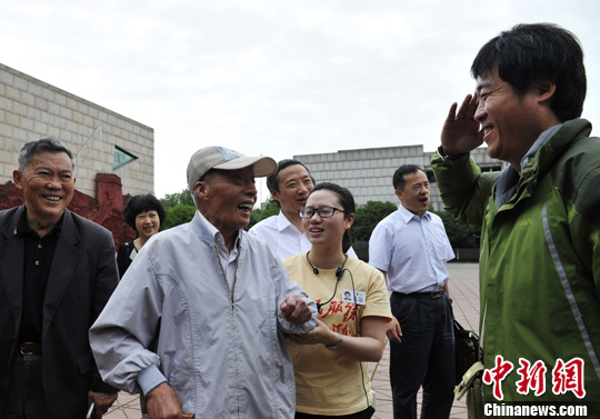 圖為媒體記者向抗戰(zhàn)老兵致敬